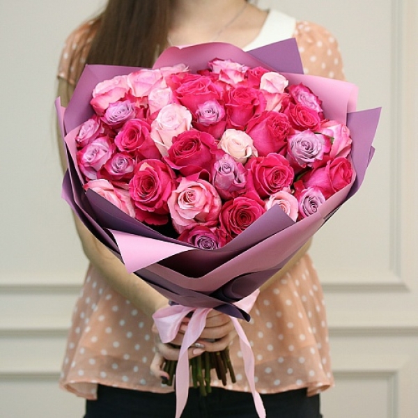 Розовый MIX 796: букет из 35 розовых роз разных сортов 60-70см