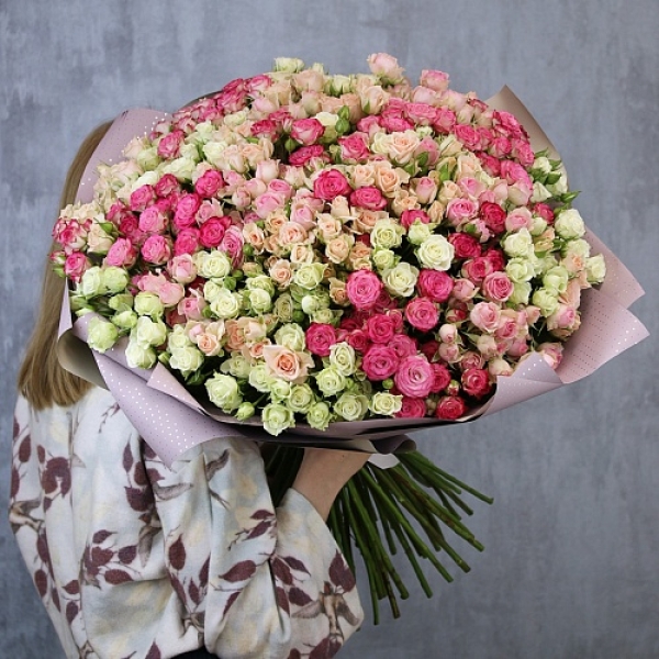 Кустовая розовая роза MIX 797: букет из 51 кустовой розовой розы разных оттенков