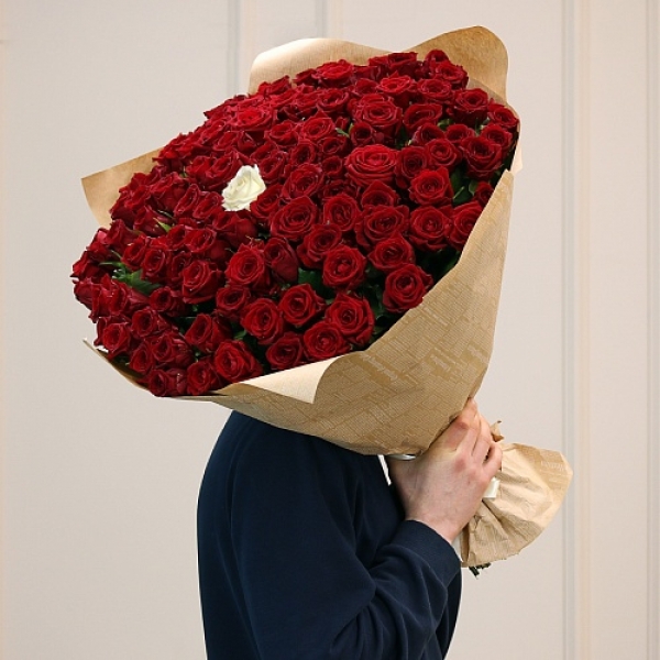 Букет 799: WOW-букет из 101 розы, с 1 белой розой в центре