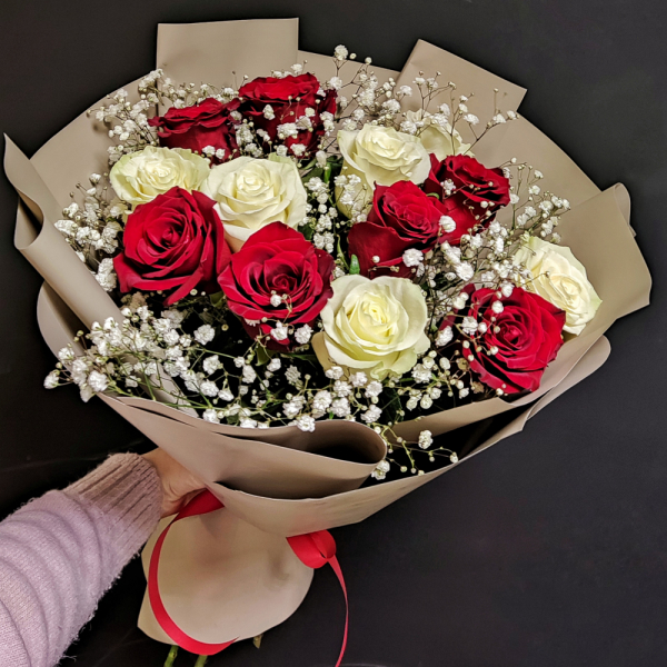 bouquet 834: Красные и белые эквадорские розы, гипсофила