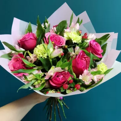 bouquet 694: Эквадорские розы, диантусы, альстромерия, гиперикум