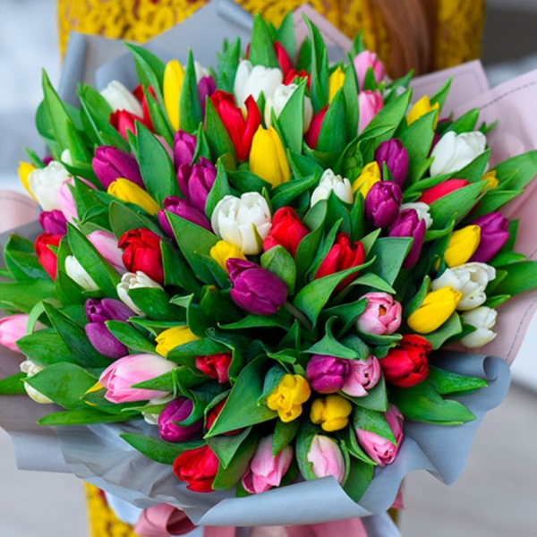 Тюльпаны MIX от 15шт: Букет белых, желтых, красных, розовых и фиолетовых тюльпанов