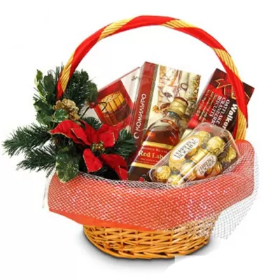 Подарочная корзина 354: Конфеты Комильфо, конфеты Мерси, печенье «WALKERS», конфеты FERRERO ROCHER, Johnnie Walker red label 0.5
